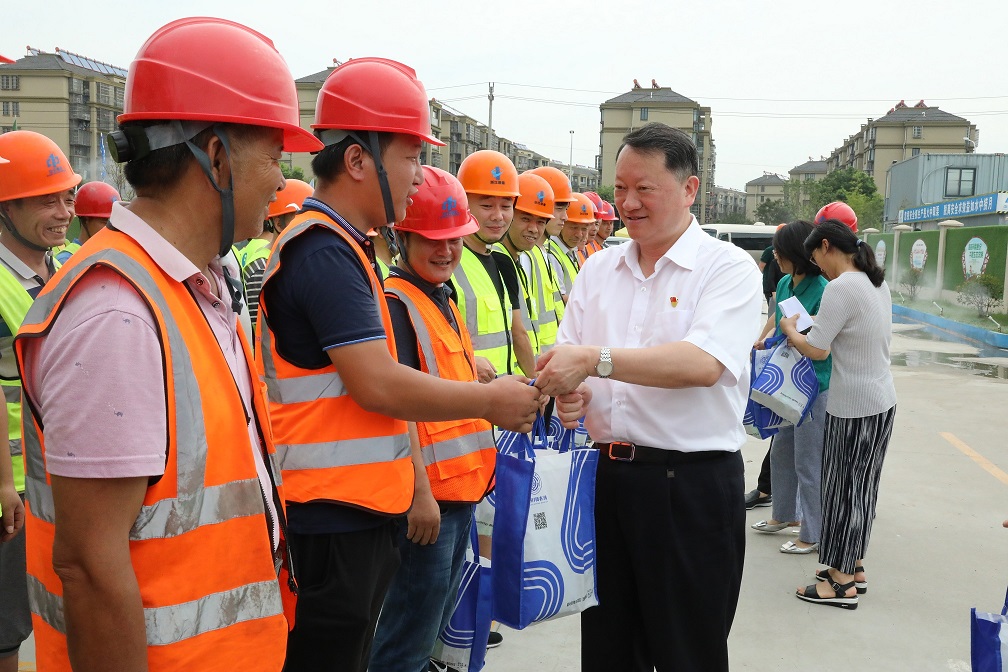 嘉兴市各级领导来公司项目工地高温慰问送关怀