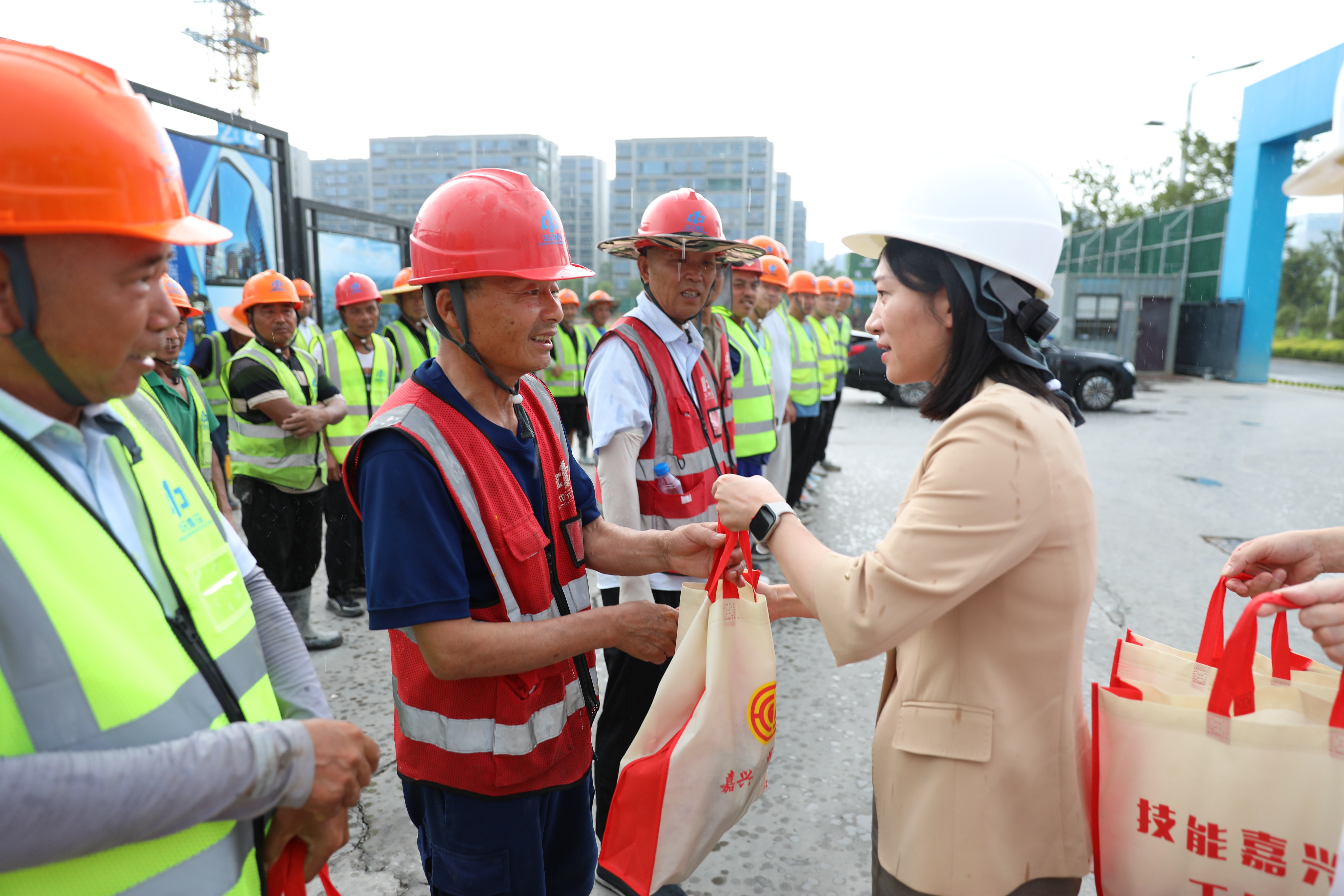 炎炎酷暑送清凉 丝丝关怀沁人心 ——嘉兴市各级领导赴集团公司项目部开展高温慰问